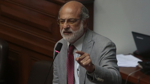 Daniel Abugattás anunció que se retirará de la política en el 2006. (Perú21)