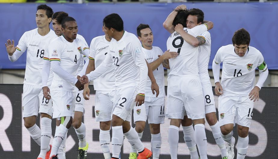Bolivia venció a Ecuador por 3-2 y se acerca a segunda ronda de Copa América. (AP)