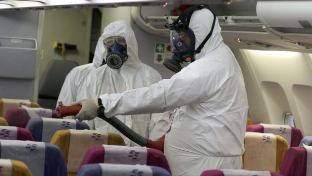 Un operario desinfecta la cabina de un avión en Tailandia. (EFE)
