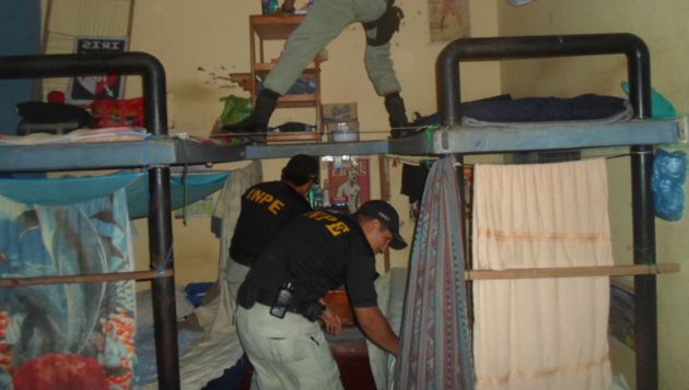 Incautación. Agentes del INPE entraron de manera sorpresiva en las celdas de los internos. (Andina)