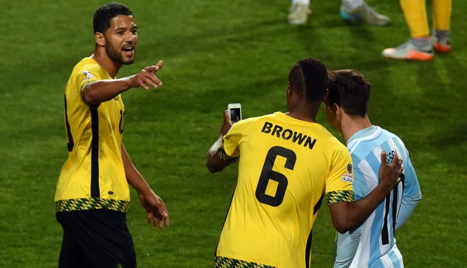Deshorn Brown, jugador de Jamaica, se tomó un selfie con Lionel Messi. (AFP)