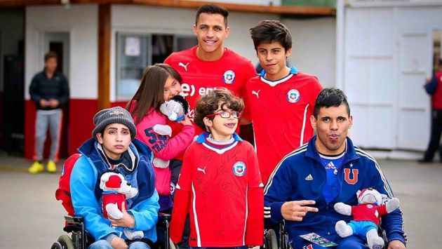 Chile: Alexis Sánchez regaló alegría a niños especiales. (Facebook Alexis Sánchez)
