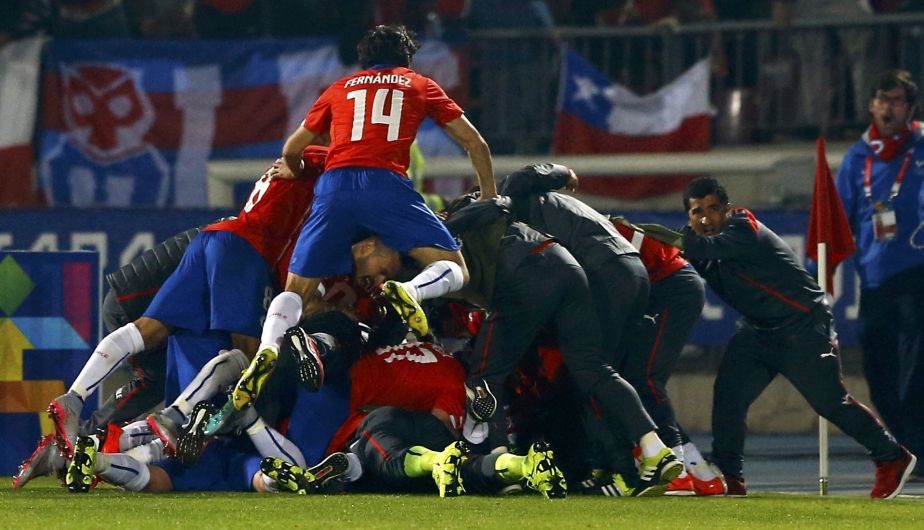 Chile venció 1-0 a Uruguay y es el primer clasificado a semifinales de la Copa América 2015. (Reuters)