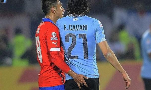 Gonzalo Jara utilizó una técnica antideportiva contra Edinson Cavani. (Twitter)