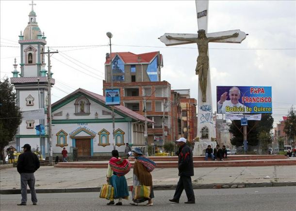 Vista de un cartel del papa Francisco en la Plaza de la Cruz de El Alto tras el anuncio de la visita del papa Francisco a las ciudades bolivianas de El Alto, La Paz y Santa Cruz de la Sierra en su viaje al país andino en julio próximo. (EFE)