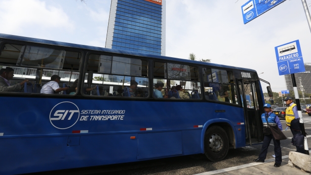 Seguirá el caos. Combis y coasters seguirán compitiendo con buses azules en la Av. Javier Prado. (Nancy Dueñas)