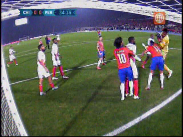 Luis Advíncula bloqueó intento de gol de Chile a los 33 minutos del 1er tiempo. (América Televisión)