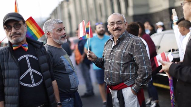 Carlos Victoria y su novio acudieron juntos a marcha por el Día del Orgullo Gay. (Luis Gonzales)