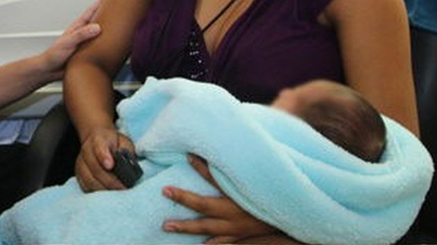 Cuba logró convertirse en el primer país en eliminar la transmisión de VIH de madre a hijo. (EFE/Referencial)