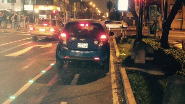 Auto invadió el carril de la ciclovía en San Isidro. (WhatsApp21)