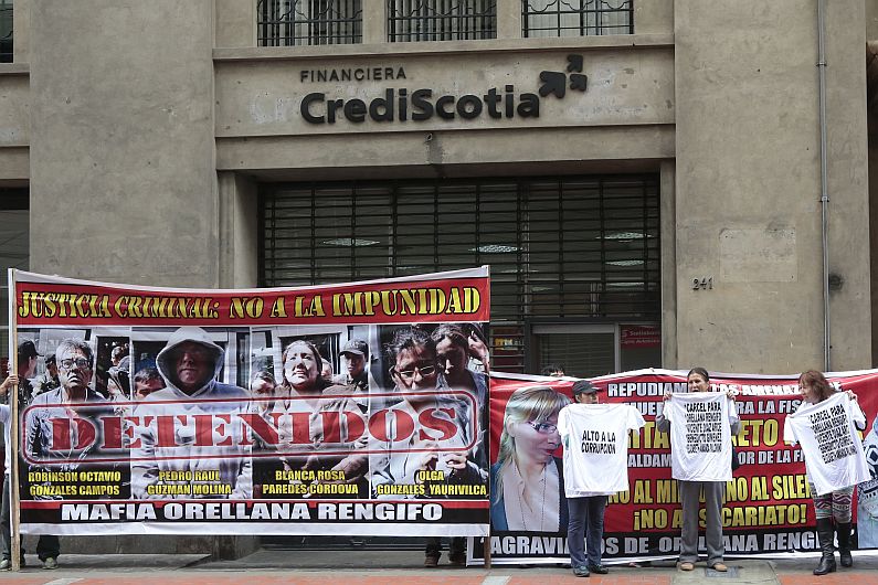 Agraviados hicieron plantón frente al Ministerio Público a favor de la fiscal Marita Barreto. (Perú21)