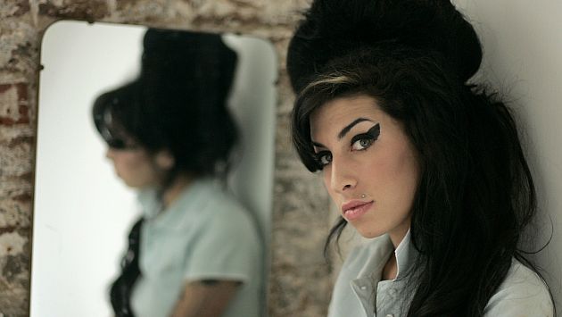 Padre de la cantante quiere rodar película propia sobre Amy Winehouse. (AP)