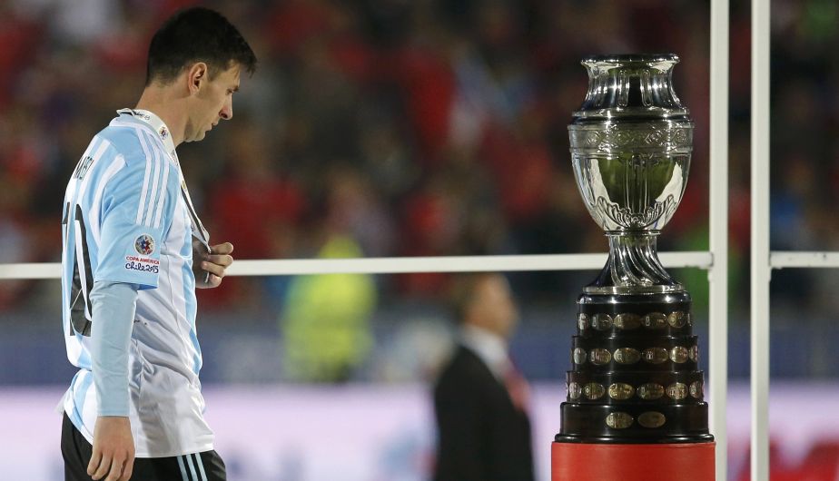 Lionel Messi evidencia la tristeza de todo un país al perder la Copa América 2015. (Reuters)