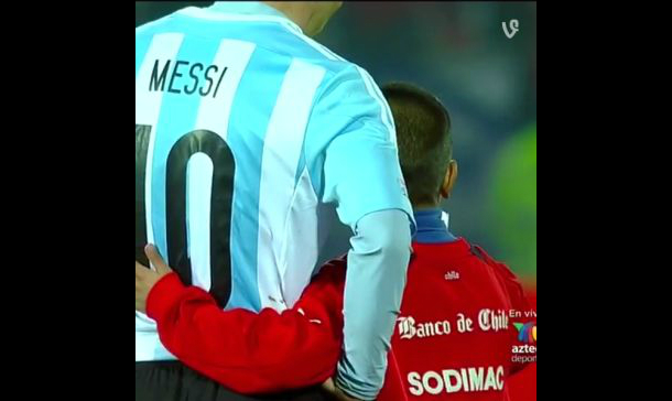 Lionel Messi recibió consuelo de niño chileno. (Vine)