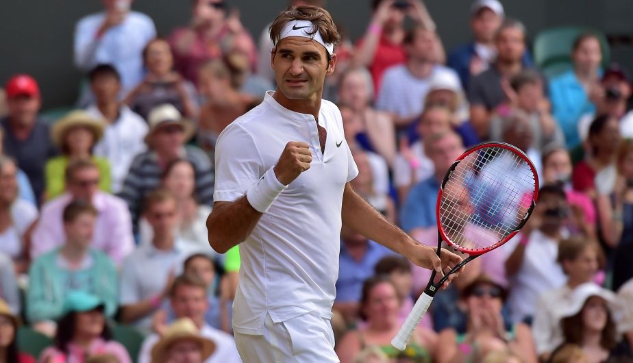 Roger Federer venció al español Roberto Bautista por 6-2, 6-2 y 6-3 y jugará cuartos de final de Wimbledon. (AFP)