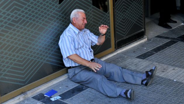 El sufrimiento de Giorgos Chatzifotiadis resumía el drama de millones de griegos por la crisis financiera. (AFP)