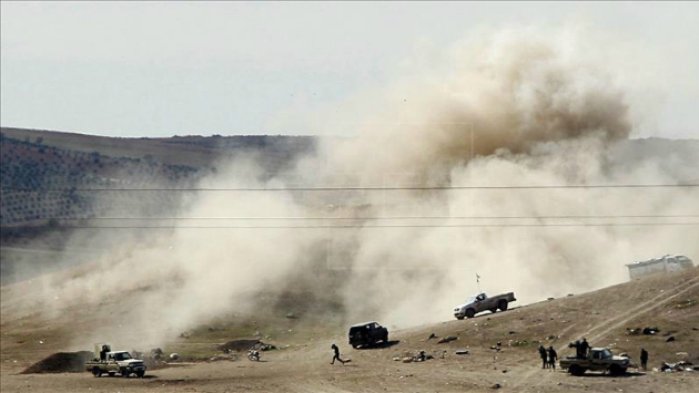 Columna de humo de enfrentamientos entre el Estado Islámico y milicianos kurdos sirios (EFE / Archivo)