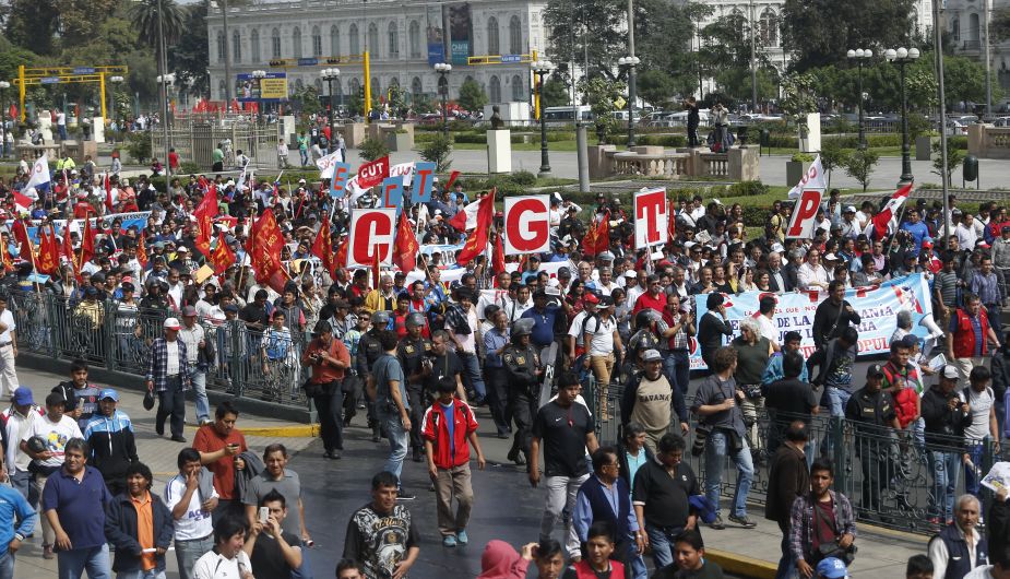 CGTP marchó para exigir que se aumente el sueldo mínimo vital. (Roberto Cáceres/César Fajardo/Perú21)