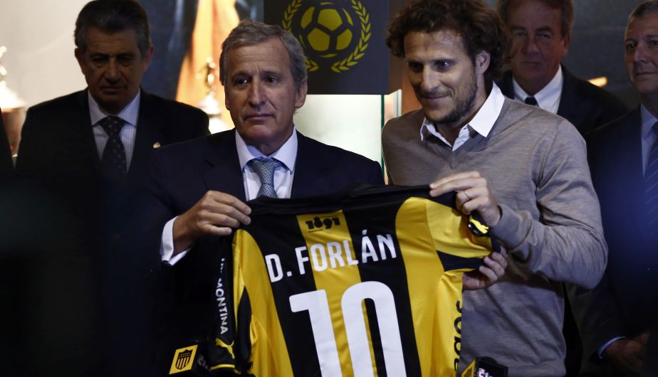 Diego Forlán firmó por Peñarol y vuelve al fútbol sudamericano. (EFE)