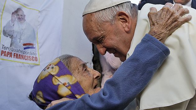 El papa pasó tiempo con los ancianos y niños de la localidad más pobre de Paraguay. (Reuters)