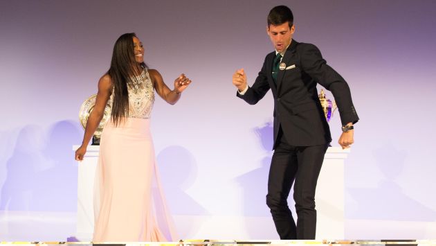 Novak Djokovic y Serena Williams bailaron al ritmo de Fiebre de sábado por la noche. (AFP)