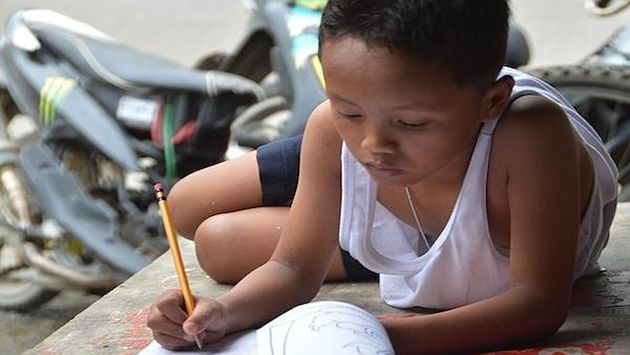 Todos los días estudia en la misma acera, en Cebú, Filipinas (Facebook)