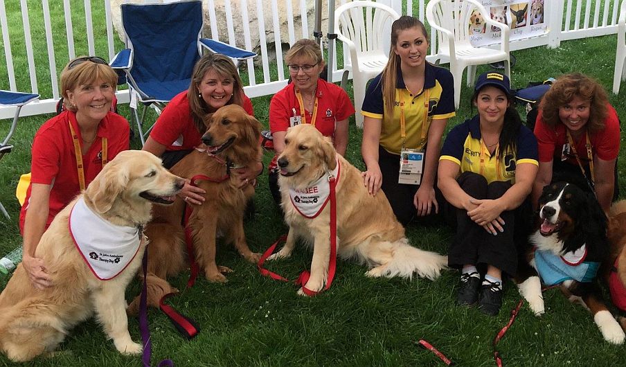 Utilizan terapia de perros para relajar a deportistas en Juegos Panamericanos 2015. (St. John Ambulance Therapy Dogs)
