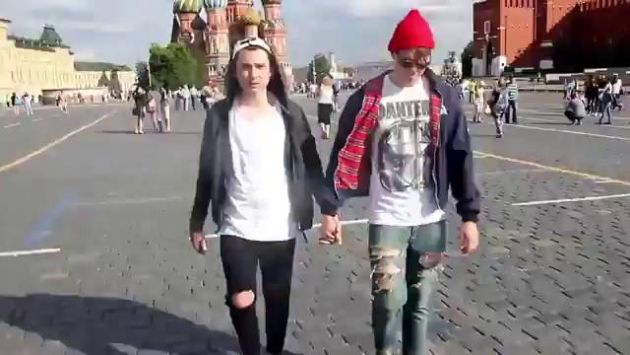 Esto le pasa a una pareja gay cuando pasea por las calles de Rusia. (YouTube)
