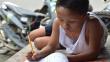 Facebook: Foto de niño filipino estudiando en la calle se hizo viral y le regalan una beca