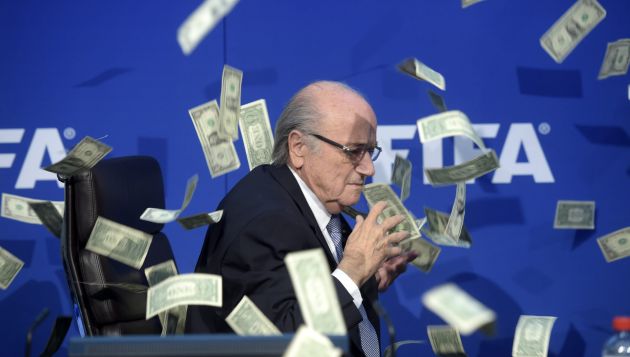 Joseph Blatter fue víctima de una broma, cercana a la protesta, durante conferencia. (EFE)