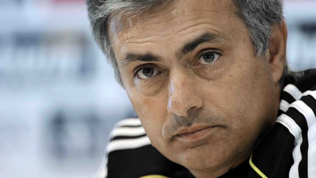 El técnico del Chelsea criticó el “alto sueldo” que ganará el portero español en Porto.