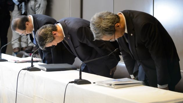 El CEO de Toshiba, Hisao Tanaka, junto a otros directivos pidieron perdón. (Bloomberg)