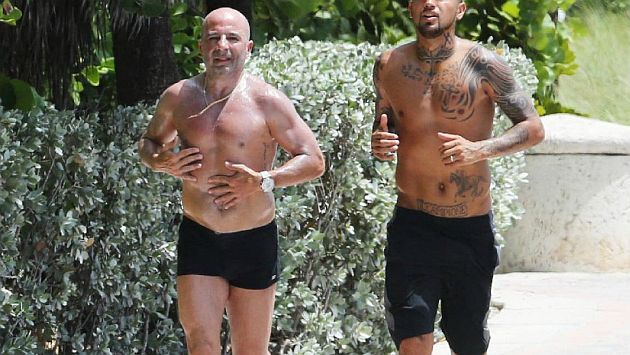 Jorge Sampaoli fue sorprendido trotando semidesnudo con Arturo Vidal. (Las Últimas Noticias de Chile)