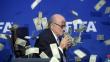 Joseph Blatter: Comediante inglés le lanzó billetes durante conferencia [Video]