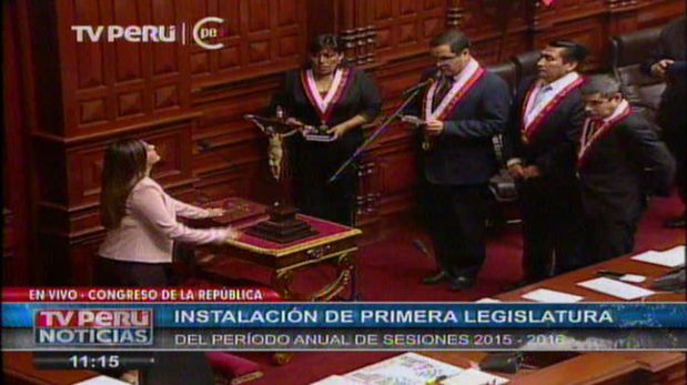 Karina Beteta juró como congresista en medio de protestas. (TV Perú)