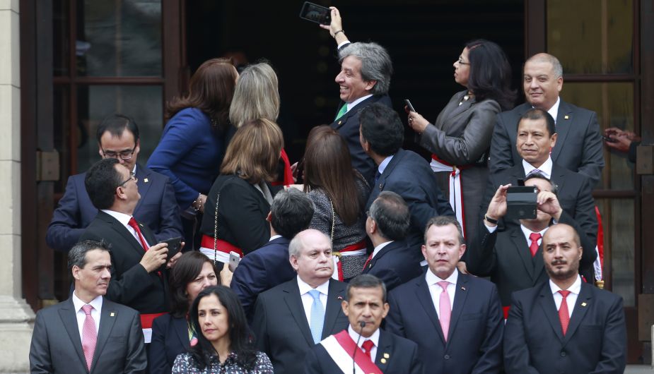 Ollanta Humala: Sus ministros aprovecharon para tomarse selfies mientras él daba discurso. (Rafael Cornejo/Perú21)