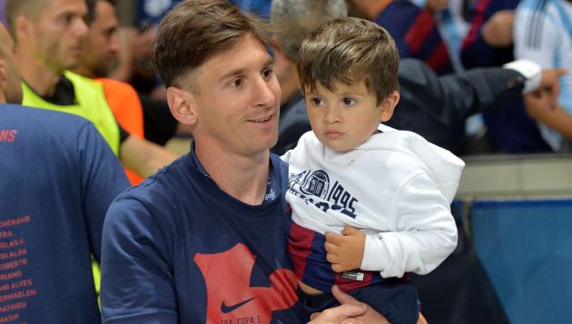 Lionel Messi protagoniza un tierno video junto a su hijo. (AFP)