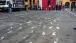 Esta protesta con pintura blanca rebasó el cordón de seguridad en la Plaza Mayor de Lima [Fotos]