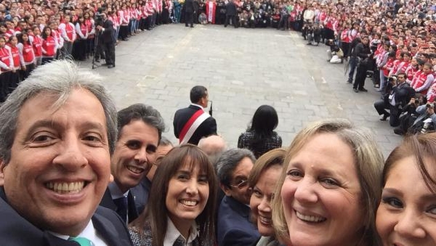 Manuel Pulgar-Vidal publicó selfie que se tomó cuando Ollanta Humala daba discurso. (Twitter Manuel Pulgar-Vidal)