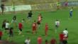 Hinchas búlgaros invaden cancha para agredir al equipo rival [Video]
