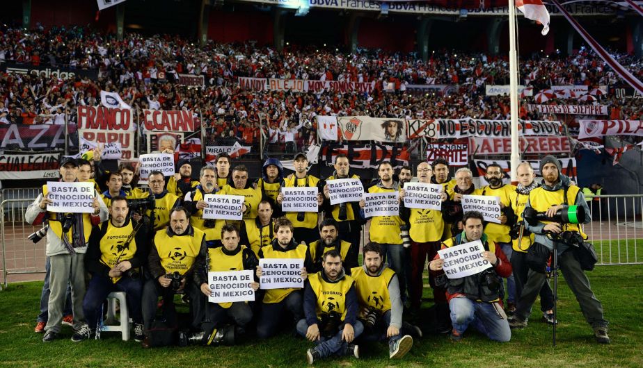 Fotógrafos se solidarizan con colega asesinado en México en la Copa Libertadores 2015. (AFP)