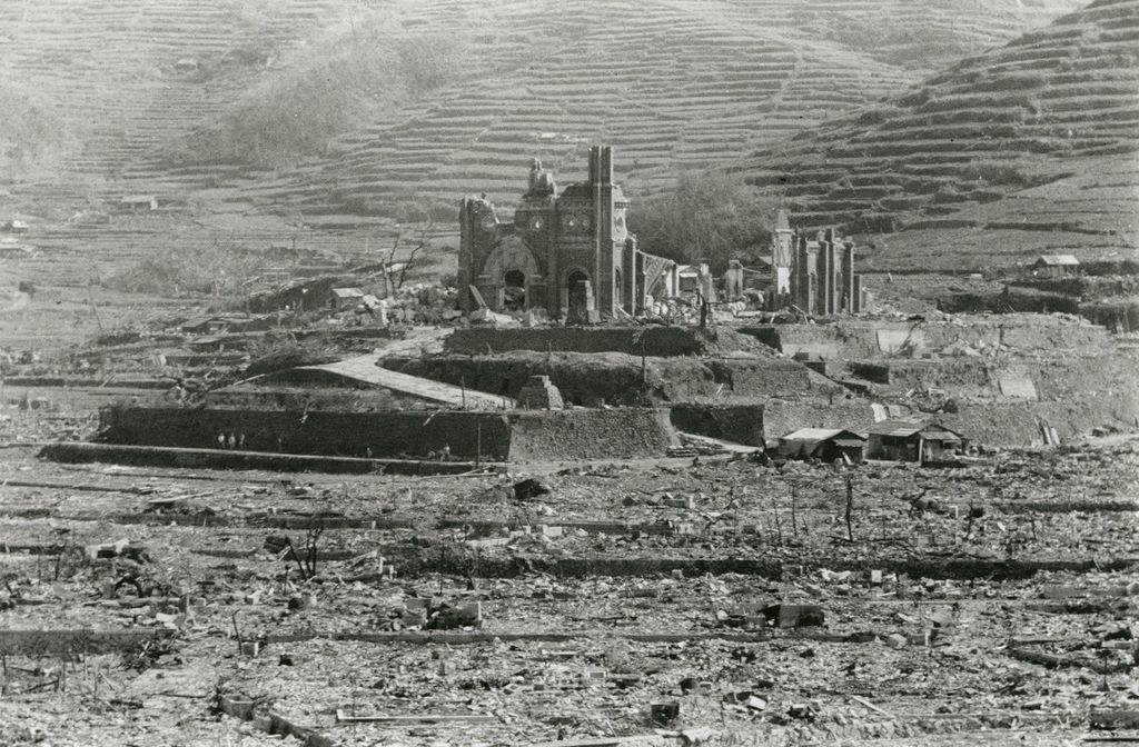 Combinación de imágenes que muestra la Catedral de Urakami tras el bombardeo y su aspecto actual (Reuters)