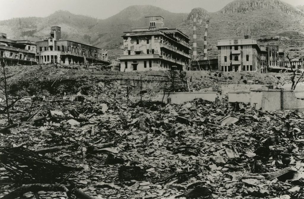 Combinación de imágenes que muestra las ruinas del Colegio Médico de Nagasaki tras el bombardeo y su aspecto actual (Reuters)