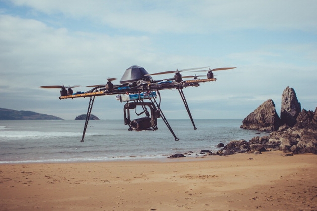Este hombre demostró gran precisión al pescar un dron en pleno vuelo. (YouTube/Getty)