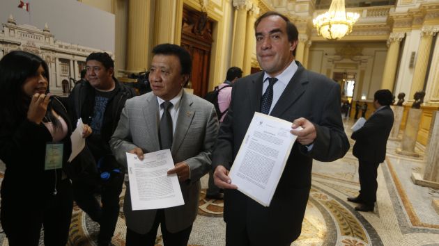Congresistas muestran la moción que propone que las pesquisas deben abarcar gobiernos de Toledo, García y Humala. (Mario Zapata)