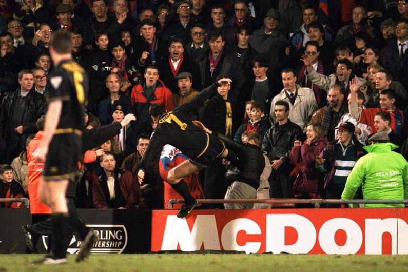 Tras ser expulsado el ex delantero francés Eric Cantona en un partido del Manchester United ante el Crystal Palace, le pegó una patada voladora a un hincha rival en 1995. (georgelogan.co.uk)