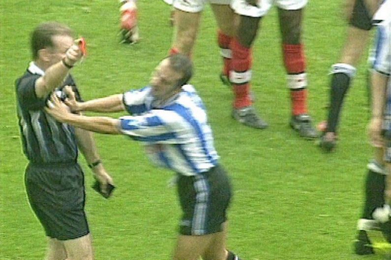 El italiano Paolo di Canio agredió al árbitro Paul Alcock durante el partido entre Sheffield Wednesday y Arsenal en 1998. Recibió 11 fechas de  suspensión. (georgelogan.co.uk)