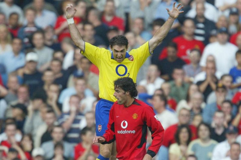 Martin Keown intimida a Ruud van Nistelrooy, tras fallar un penal en Arsenal ante el Manchester Untied en el 2003. (georgelogan.co.uk)