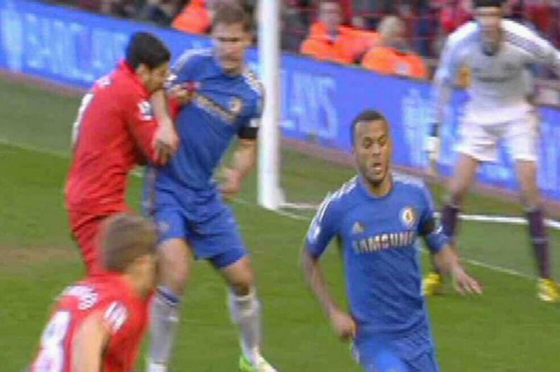 La mordida de Luis Suárez al defensa del Chelsea, Branislav Ivanovic en un partido ante el Liverpool en el 2013. (georgelogan.co.uk)