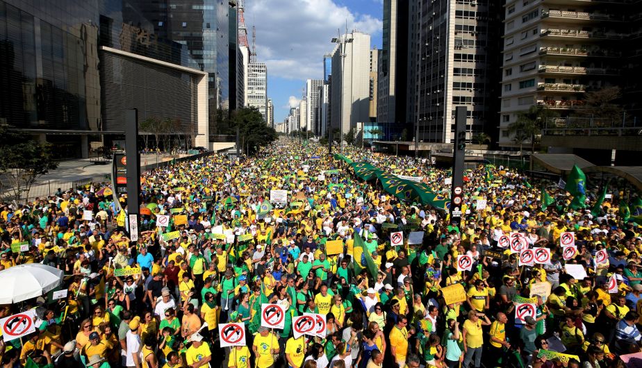 Miles de personas exigieron en Brasil la renuncia de la presidenta Dilma Rousseff. (Reuters)